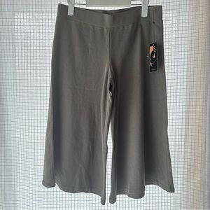 Forecast Green Gaucho Yoga Cropped Capri-Style Pants Size Medium - New with Tags